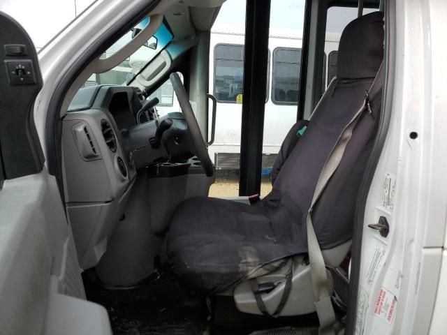 2016 Ford Econoline E450 Super Duty Cutaway Van