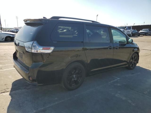 2020 Toyota Sienna SE