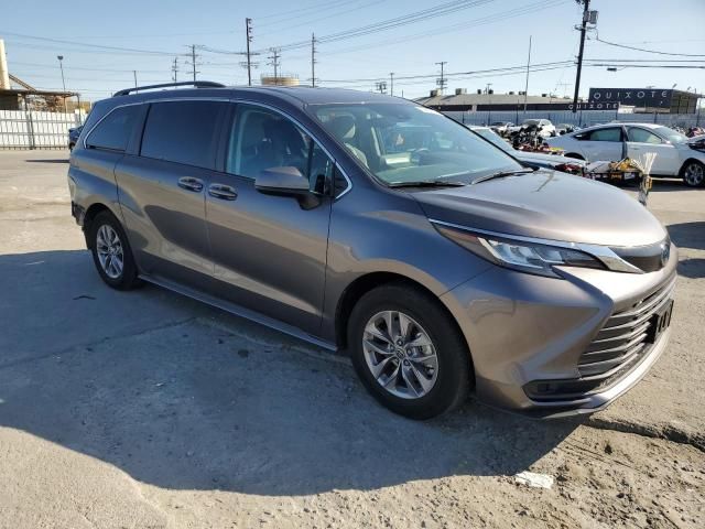 2022 Toyota Sienna LE