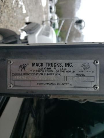 2000 Mack 700 CL700