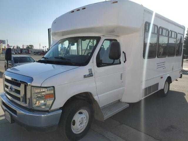 2010 Ford Econoline E450 Super Duty Cutaway Van