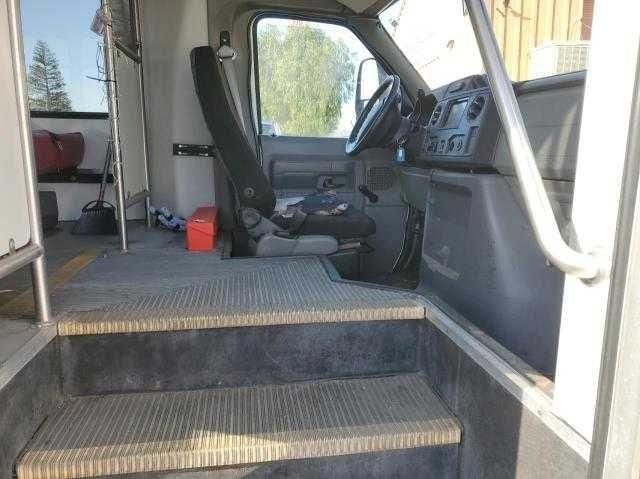 2010 Ford Econoline E450 Super Duty Cutaway Van