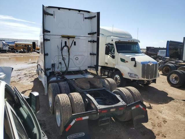 2020 Freightliner Cascadia 126