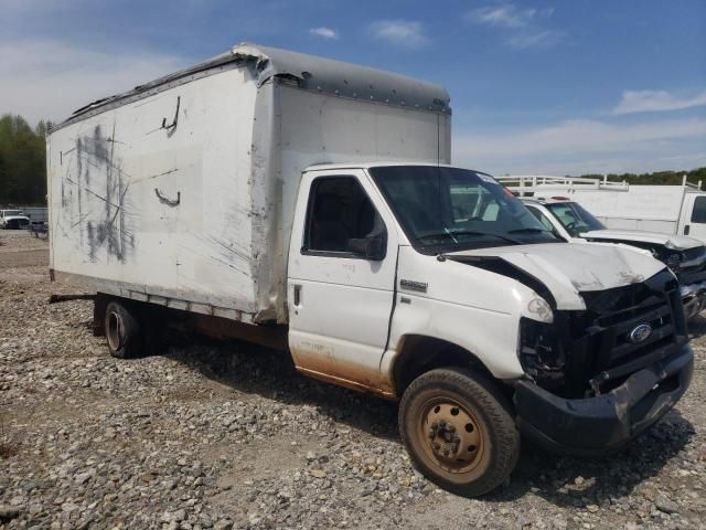 2014 Ford Econoline E350 Super Duty Cutaway Van