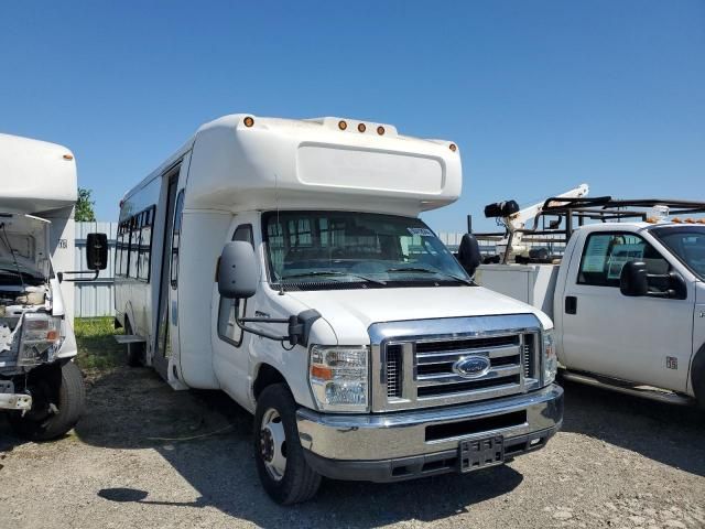 2012 Ford Econoline E450 Super Duty Cutaway Van