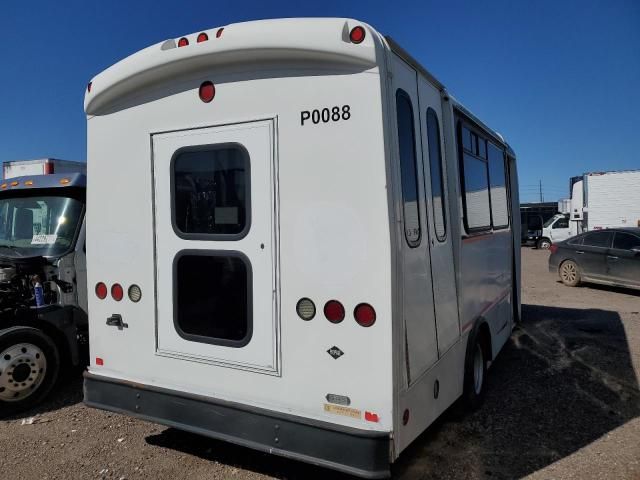 2015 Ford Econoline E450 Super Duty Cutaway Van