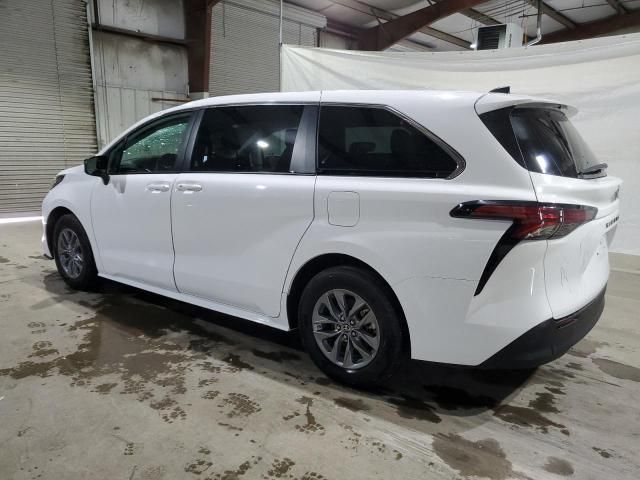 2022 Toyota Sienna LE