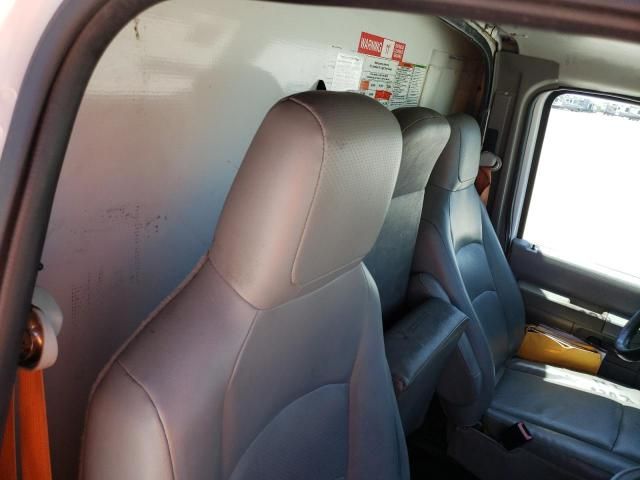 2015 Ford Econoline E350 Super Duty Cutaway Van