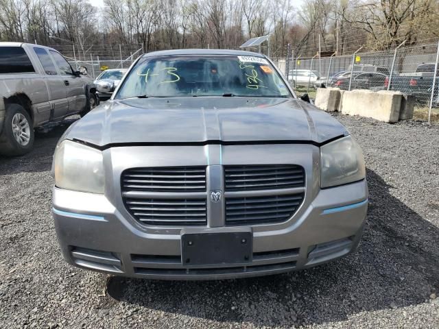 2005 Dodge Magnum SE