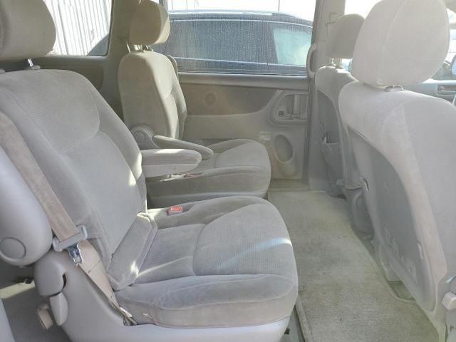 2004 Toyota Sienna CE