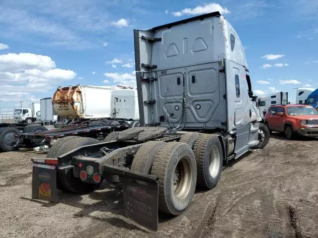 2020 Freightliner Cascadia 126