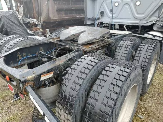 2020 Freightliner Cascadia 126