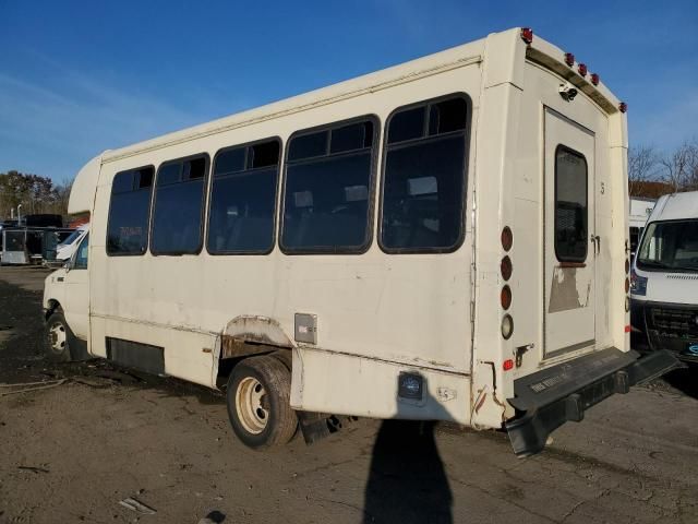 2014 Ford Econoline E450 Super Duty Cutaway Van