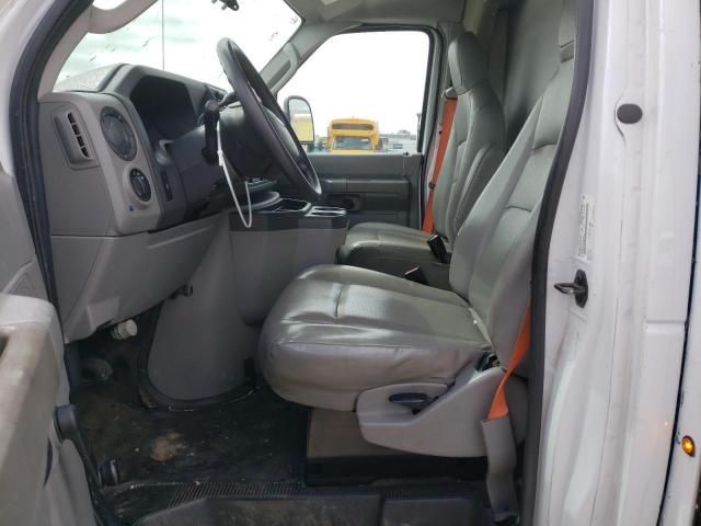 2015 Ford Econoline E350 Super Duty Cutaway Van