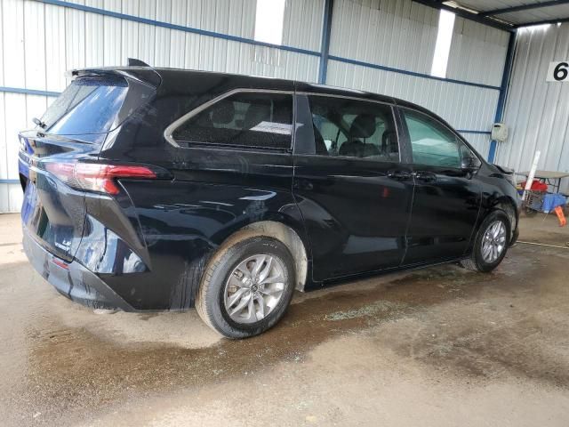 2022 Toyota Sienna LE