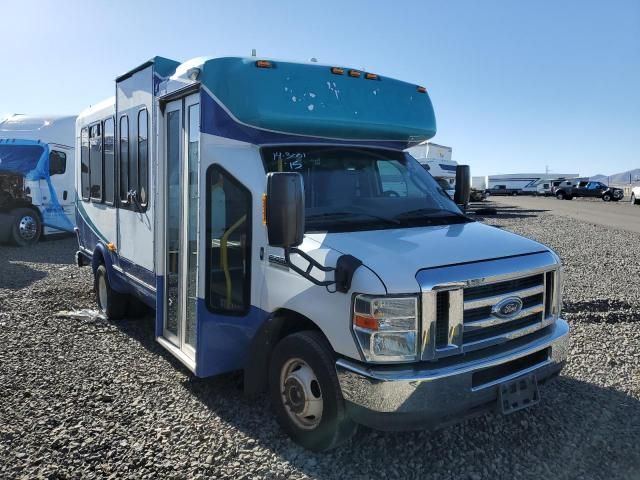 2015 Ford Econoline E450 Super Duty Cutaway Van