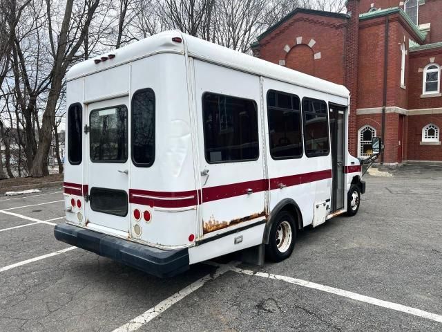 2013 Ford Econoline E350 Super Duty Cutaway Van