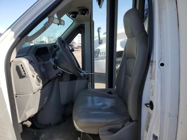 2015 Ford Econoline E450 Super Duty Cutaway Van