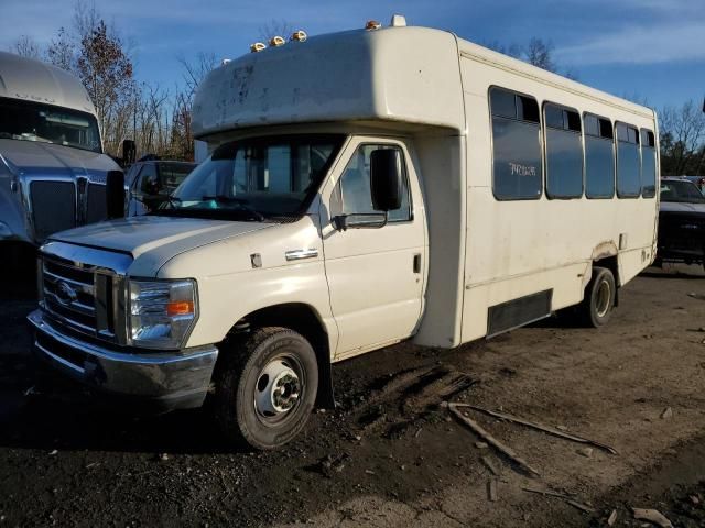 2014 Ford Econoline E450 Super Duty Cutaway Van