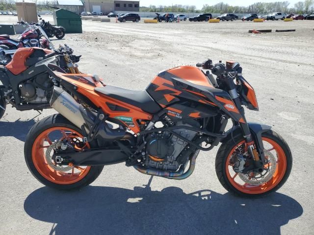 2022 KTM 890 Duke R