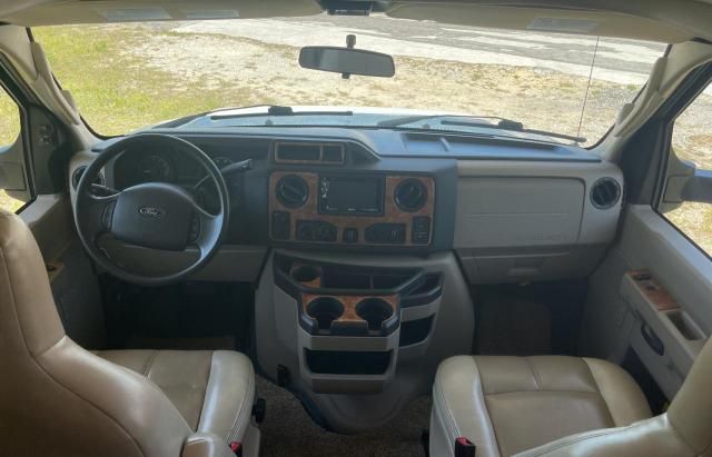 2017 Ford Econoline E450 Super Duty Cutaway Van