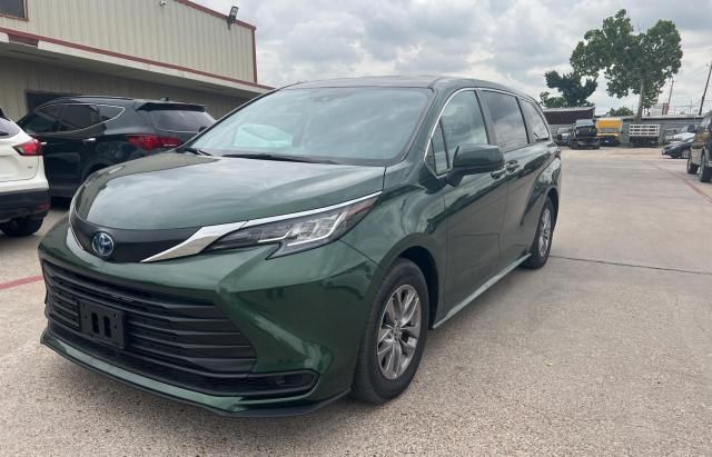 2022 Toyota Sienna LE