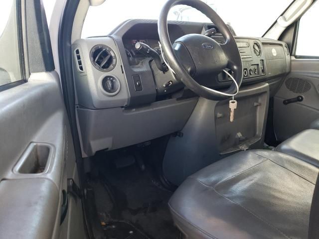 2011 Ford Econoline E450 Super Duty Cutaway Van