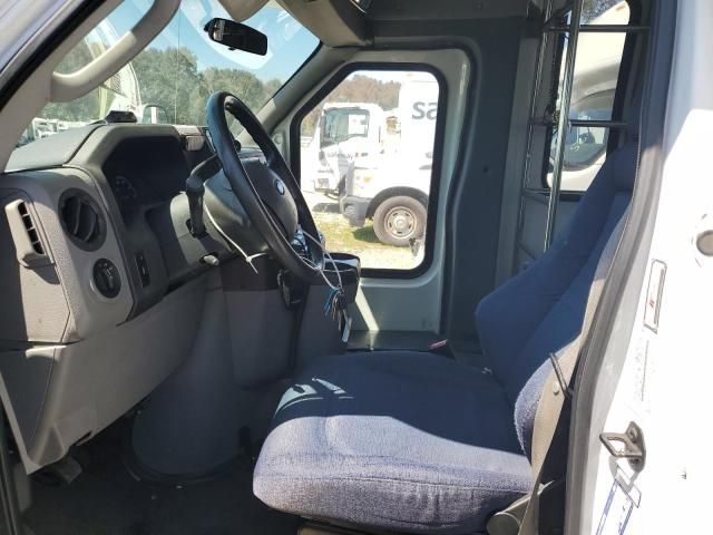 2012 Ford Econoline E450 Super Duty Cutaway Van