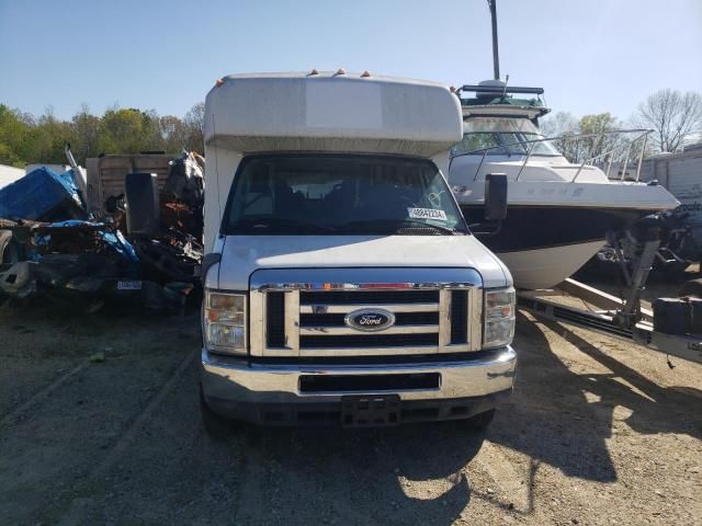 2012 Ford Econoline E450 Super Duty Cutaway Van