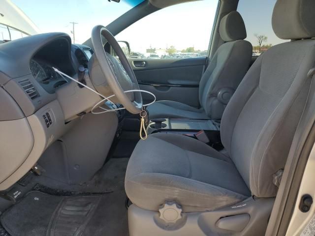 2004 Toyota Sienna CE