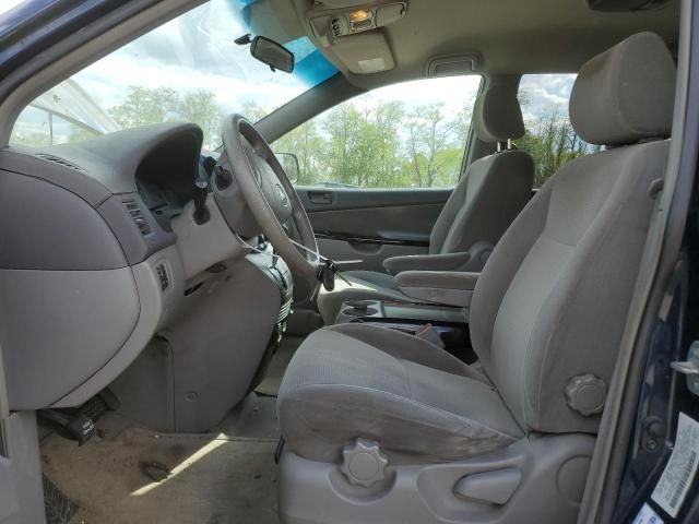 2004 Toyota Sienna CE