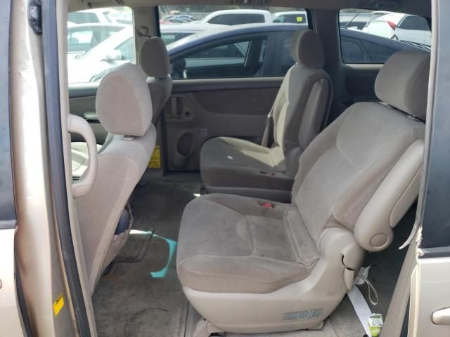 2004 Toyota Sienna CE