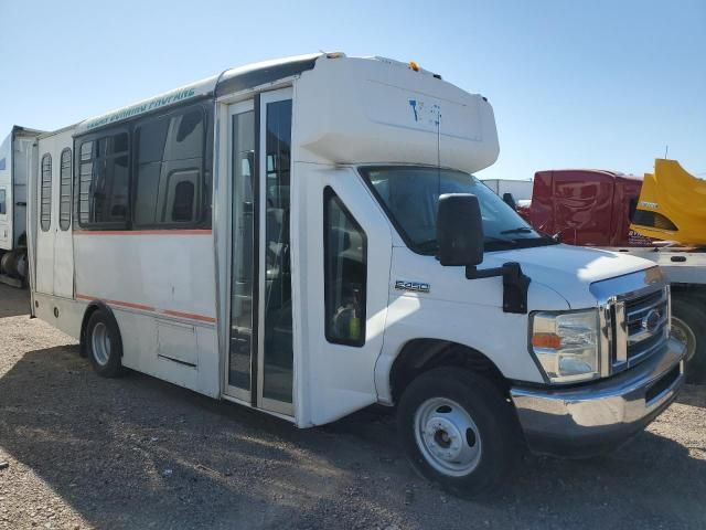 2015 Ford Econoline E450 Super Duty Cutaway Van