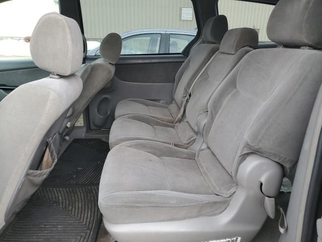 2004 Toyota Sienna CE