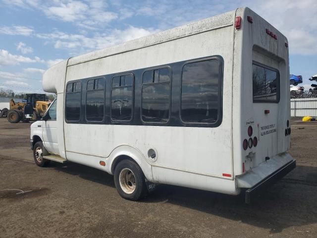 2012 Ford Econoline E450 Super Duty Cutaway Van