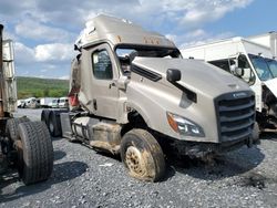 Compre camiones salvage a la venta ahora en subasta: 2020 Freightliner Cascadia 126