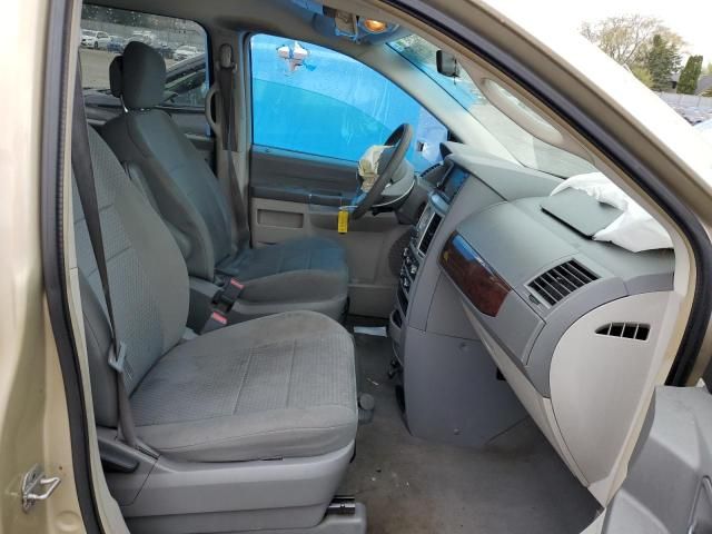 2010 Chrysler Town & Country LX