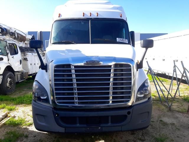 2016 Freightliner Cascadia 113