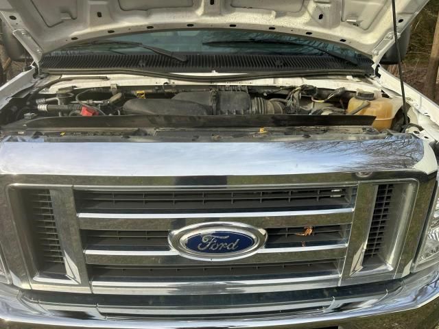 2016 Ford Econoline E350 Super Duty Cutaway Van