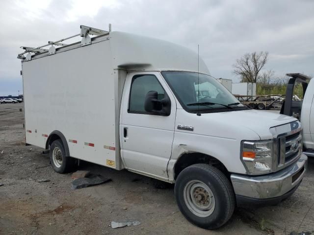 2017 Ford Econoline E350 Super Duty Cutaway Van