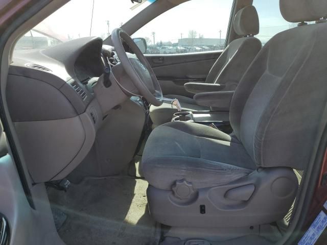 2004 Toyota Sienna CE