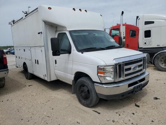 2013 Ford Econoline E450 Super Duty Cutaway Van