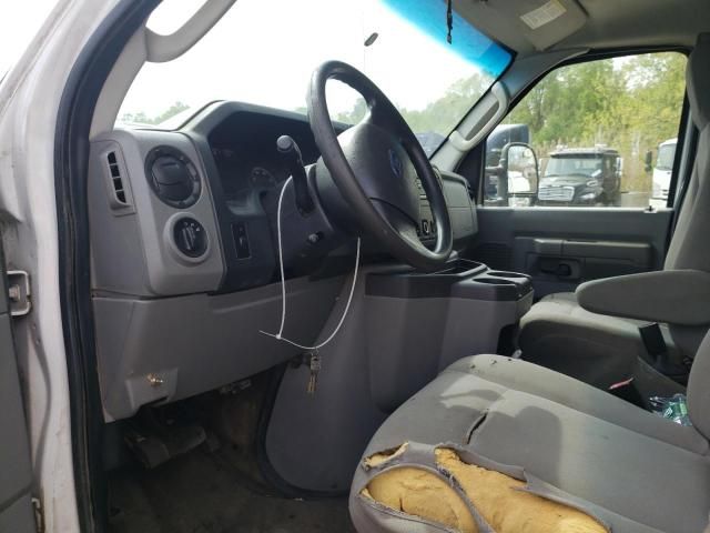 2013 Ford Econoline E450 Super Duty Cutaway Van