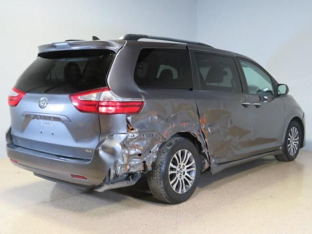 2018 Toyota Sienna XLE