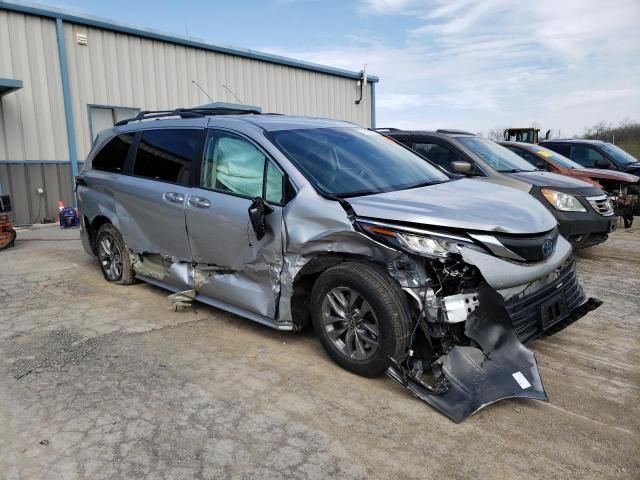 2022 Toyota Sienna LE