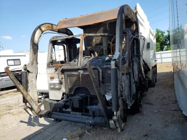 2010 Peterbilt 320