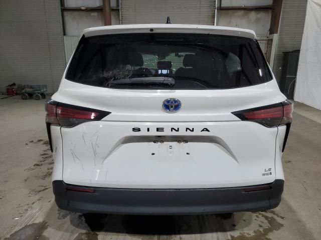 2022 Toyota Sienna LE