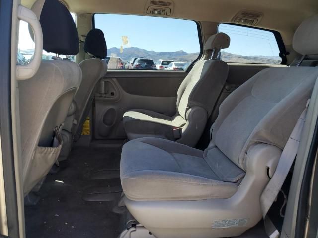 2004 Toyota Sienna CE