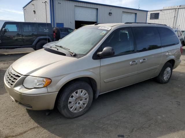 2005 Chrysler Town & Country LX