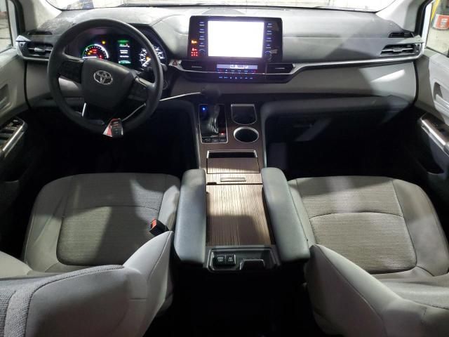 2022 Toyota Sienna LE